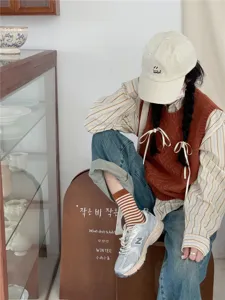 Gedetailleerd shot van bruine gestreepte sokken in Koreaanse collegestijl voor de herfst.