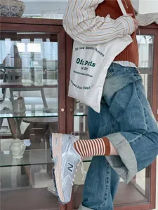 Bruine gestreepte dames middelhoge sokken, herfst en winter nieuwe Koreaanse vintage college stijl.