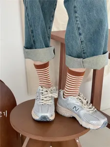 Bruine en witte gestreepte middelhoge sokken voor dames, trendy Koreaanse stijl sokken.