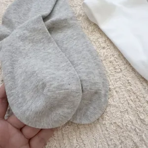 Primer plano de calcetines de hombre de algodón liso sin costuras, detalle de puntera.