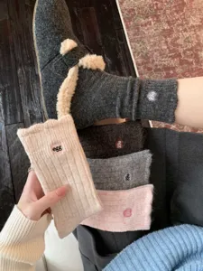 Calze in maglia di lana spessa con ricamo a cuore, calzini invernali accoglienti donna.