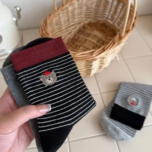 Chaussettes mi-hautes rayées pour femmes style coréen avec broderie, coton doux pour tous les jours.