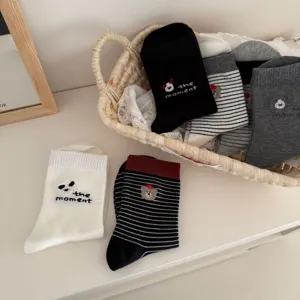 Chaussettes mi-mollet en coton pour femmes, broderie mignonne et design rayé, quotidien.