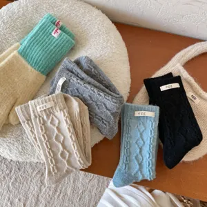 Gemütliche dicke Kaninchenwolle Stricksocken mit süßem Eiketikett, warme Wintersocken für Damen.
