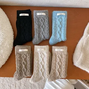 Damen Verdickte Kaninchenwollmischung Socken Koreanischer Stil Zopfmuster Winter Warme Socken mit Buchstabenetikett