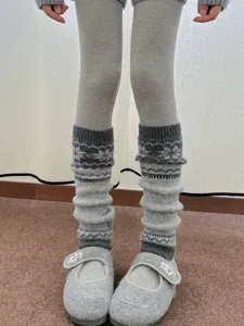 Gedetailleerd overzicht van grijze gebreide beenwarmers met vintage Scandinavisch patroon.