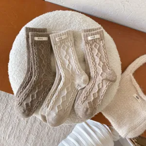 Dicke Kaninchenwolle Stricksocken mit süßem Etikett, warme Wintersocken für gemütliche Tage.