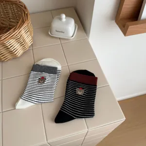 Chaussettes mi-hautes rayées de style coréen avec jolie broderie, coton doux pour tous les jours.