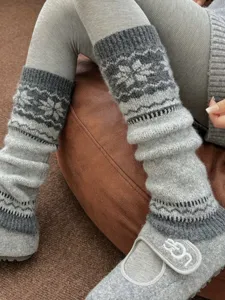 Grijze vintage Fair Isle gebreide beenwarmers voor dames, gezellige winterse sokken en stulpen.