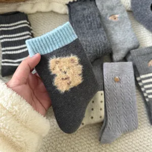 Calzini medi in lana da donna autunno inverno stile coreano con simpatico cerotto orsetto soffice
