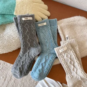 Nahaufnahme von dicken Kaninchenwolle warme Socken mit Stoffetikett und Winterstrickwaren.