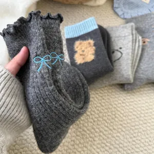 Calzini da donna invernali in lana con ricamo di fiocco carino, comodi e caldi.