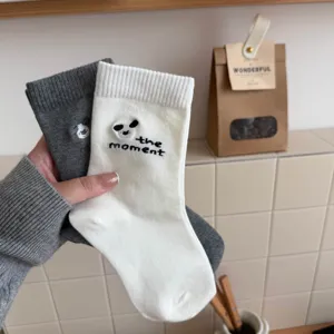 Chaussettes mi-hautes en coton style coréen pour femmes avec broderie de chiot mignon.