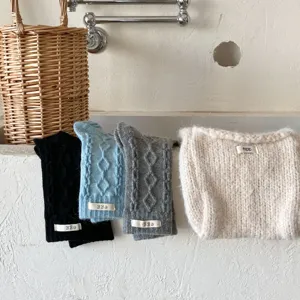 Gemütliche Strick-Wintersocken aus Wolle mit Stoffetikett, weiche Textur und warmes Design.