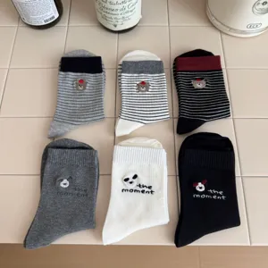 Chaussettes mignonnes brodées pour femmes style coréen, chaussettes en coton rayées.