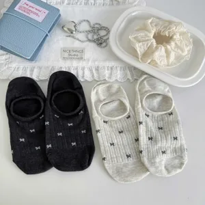Detailansicht von sommerlichen atmungsaktiven Mesh-Schleife unsichtbaren Socken, süße Bootsocken.