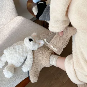 Detailansicht kuscheliger Kaninchenwoll-Wintersocken mit Stoffetikett, dick und warm für Damen.