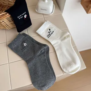 Chaussettes mi-hautes pour femmes style coréen avec broderie chiot et coton doux et confortable.