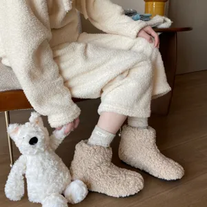 Gemütliches Fleece-Loungeset und dicke, slouchy Socken Detail mit Stoffetikett.