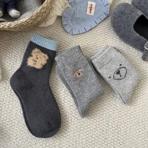 Calzini invernali accoglienti da donna con simpatici ricami di orsetto e cagnolino.