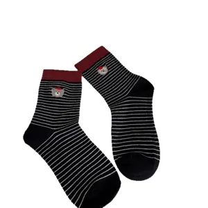 Chaussettes mi-mollet pour femmes de style coréen avec rayures et broderie animale mignonne.