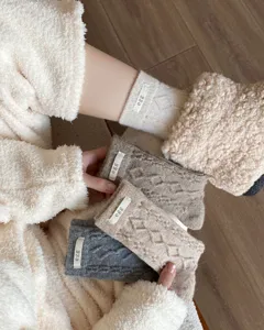 Detailansicht dicker, gemütlicher Strick-Wintersocken mit Stoffetikett-Design für Wärme.