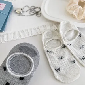 Nahaufnahme süßer Mesh-Bootssocken mit Schleife, dünne, atmungsaktive Sommersocken koreanisch.
