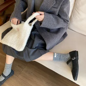Detailansicht kuscheliger Winter-Wollmischgewebe-Strümpfe mit kleinem Stoffetikett, weich.