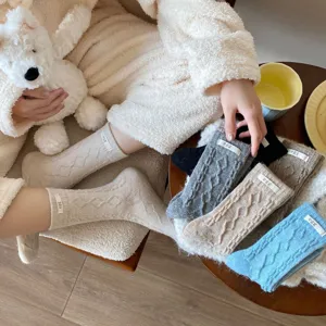 Verdickte Wollmischung Damen kuschelige mittelhoche Socken mit Buchstabenetikett für Herbst.