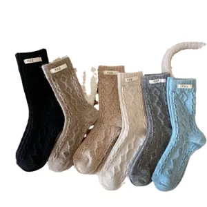 Verdickte Kaninchenwolle Zopfmuster Wadenlange warme Wintersocken für Damen Alltagskleidung