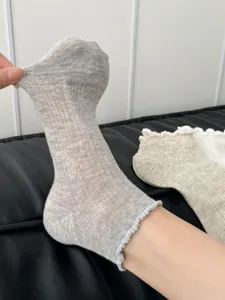 Vue de détail des chaussettes courtes grises pour femmes, design mesh respirant en coton d'été.