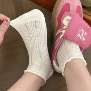Chaussettes courtes en maille blanche pour femme avec bord volanté, fines d'été respirantes