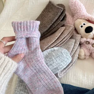 Χοντρές χειμερινές κάλτσες μαλλί λεπτομέρεια απαλό ζεστό ύφασμα σε διάφορα χρώματα