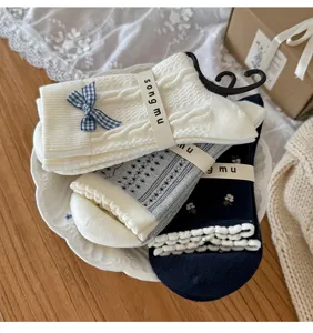 Comode calze in cotone stile coreano al polpaccio con fiocco e motivi floreali per autunno inverno.