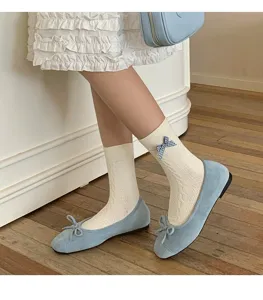 Calzini donna a tubo medio in maglia con fiocco a quadretti blu e scarpe basse casual.