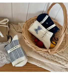 Comode calze da donna a metà tubo in cotone con grazioso fiocco e fantasie.