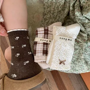 Calze di cotone da donna stile coreano carine tubo medio casual floreali retrò belle