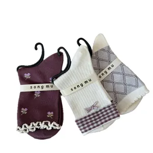 Calzini medi da donna con motivo floreale e fiocco, set da tre paia in morbido cotone.
