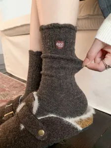Calze invernali spesse in misto lana a costine con ricamo a cuore per un uso quotidiano.