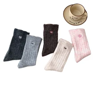 Calze in maglia di lana spessa con ricamo a cuore carino e design a coste per autunno e inverno.
