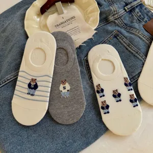Cute bear patterned women's invisible cotton boat socks, breathable shallow mouth summer socks.