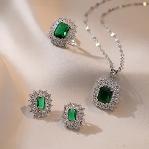 Collier Pendentif en Acier Titane Vert Émeraude Strass Vintage Luxe Léger Géométrique Incrusté Ensemble de Bijoux pour Femmes Fête Cadeau