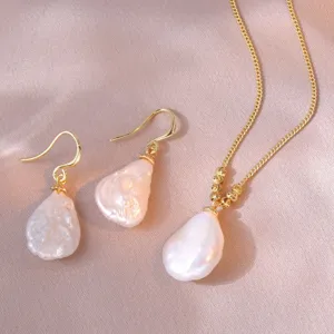 Magnifique ensemble de collier et boucles d'oreilles en perles baroques pour femmes élégantes.