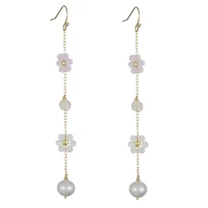 Eleganti orecchini lunghi con perle d'acqua dolce naturali e perline di fiori per donne.