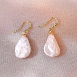 Boucles perles baroques d'eau douce naturelles crochets dorés style rose irisé vue principale.