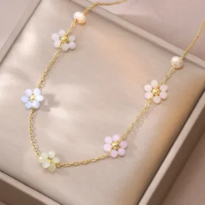 Collana con catena dorata con dolci perle d'acqua dolce e ciondoli di cristallo di fiori colorati.