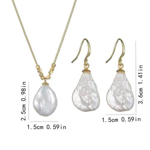 Magnifique set de collier et boucles d'oreilles en perles baroques avec chaine plaquee or.