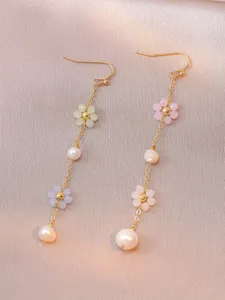Orecchini lunghi pendenti con perline di fiori colorati e perle d'acqua dolce, design chic.