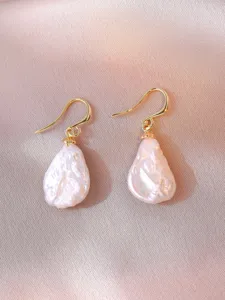 Boucles d'oreilles perles baroques d'eau douce naturelles dorées, variante rose irisée.