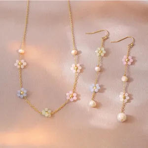 Set collana e orecchini dorati con fiori di perle colorate elegante design alla moda.